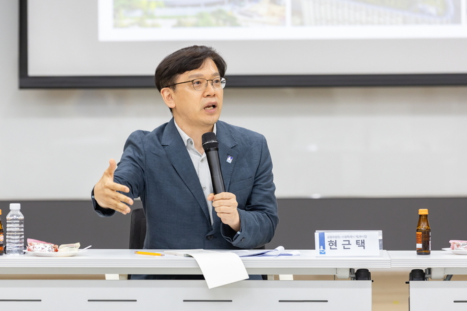 현근택 수원시 제2부시장이 자원회수시설 개선·이전 사업에 관한 주민 질의에 답하고 있다.