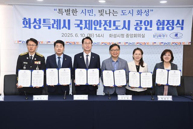 10일 배정수 화성시의회 의장(왼쪽 두번째)과 정명근 화성시장(왼쪽 세번째) 및 관계자들이 협정식 후 기념촬영을 하고 있다. 사진 = 화성시
