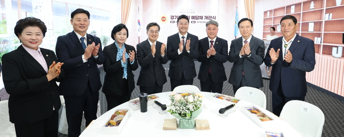 경기도의회 새로운 소통 공간 예담채가 10일 문을 열었다. 개관식 참석 내빈들이 기념촬영을 하고 있다. 사진=경기도의회