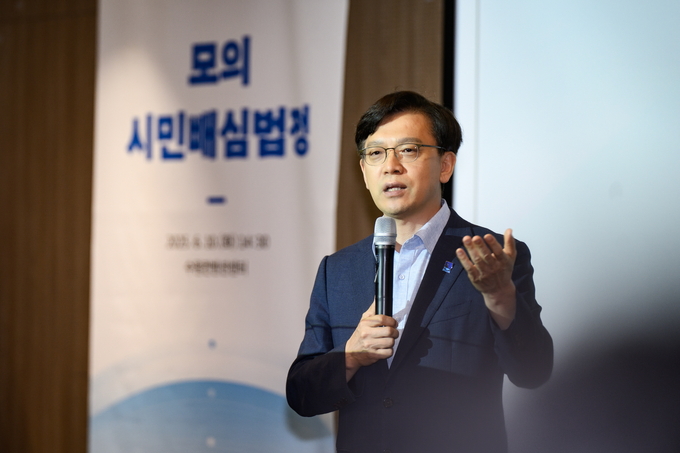현근택 수원시 제2부시장이 발언을 하고 있다.