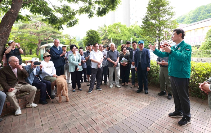 이상일 용인특례시장은 10일 기흥구 마북동 교동마을 현대홈타운 민원 현장을 찾아 현장을 점검하고 주민 의견을 청취했다 사진=용인시