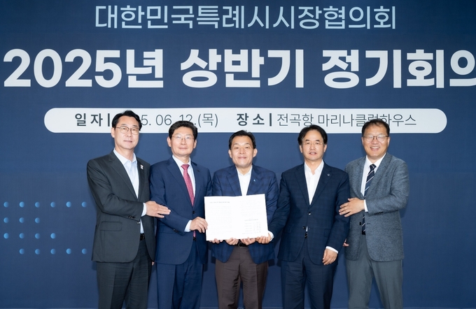 이재준 수원시장(가운데)과 정명근 화성시장(왼쪽 1번째), 이상일 용인시장(왼쪽 2번째), 장금용 창원시장 권한대행(오른쪽 1번째), 이동환 고양시장(오른쪽 2번째)이 건의문에 서명한 후 기념촬영을 하고 있다.