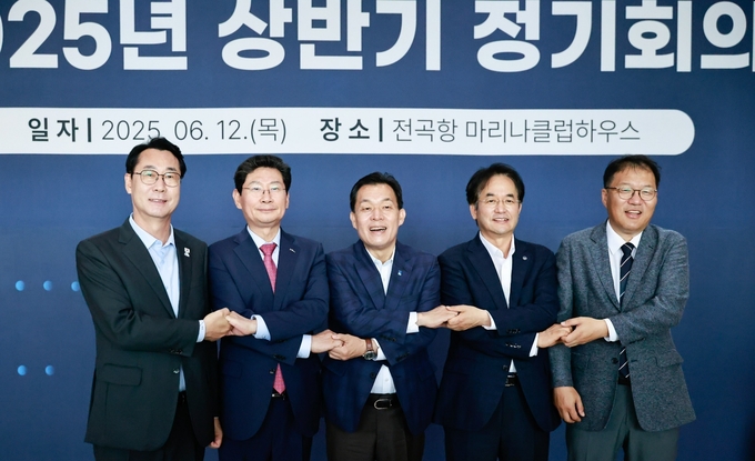 이재준 수원시장 등 5개 특례시 시장이 손을 맞잡고 있다.