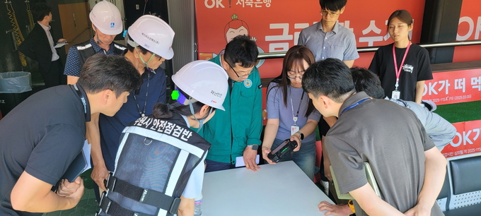 김현수 수원시 제1부시장(사진 가운데), 점검 담당자들이 KT위즈파크에서 드론을 활용해 점검을 하고 있다.