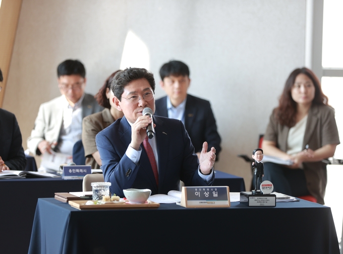 이상일 용인특례시장이 12일 화성특례시에서 열린 대한민국특례시시장협의회 2025년 상반기 정기회의에서 특례시 지원에 관한 특별법의 신속한 제정에 대한 의견을 이야기하고 있다. 사진=용인시