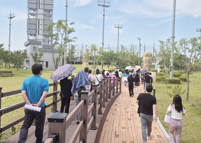 수원시 주민대표단이 평택시 오썸플렉스 상부에 조성된 산책길을 걷고 있다.