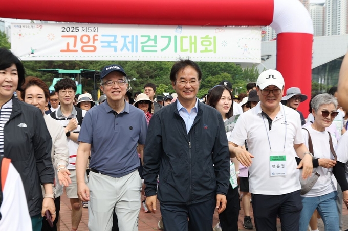 이동환 고양특례시장이 지난 14일 일산 호수공원 노래하는 분수대 일대에서 열린 '2025 제5회 고양국제걷기대회'에 참석해 참가자들과 걷고 있다. 사진=고양시