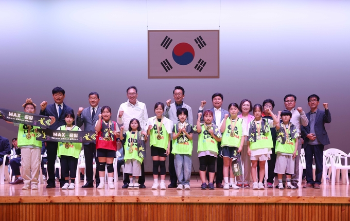피구수상선수들과 기념촬영한 내외빈 사진=평택시
