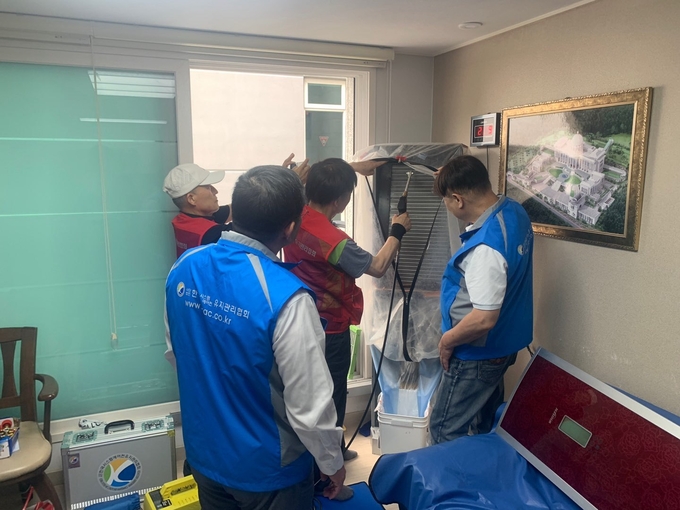 경기도가 광역시 최초 에너지 소외계층에게 에어컨 청소지원 사업을 추진한다 사진=경기도