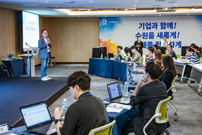 수원시가 지역 기업들을 위해 개최한 IR데이 현장에서 한 기업인이 투자자들 앞에서 발표를 하고 있다.