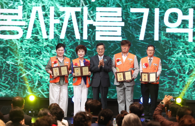  17일 오후 화성시 SINTEX에서 열린 2025년 경기도 자원봉사대회에서 김동연 경기도지사가 우수 자원봉사자 인증패 수여를 하고 기념촬영을 하고 있다. 사진=경기도