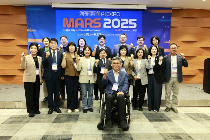 MARS 2025 AI박람회 참석한 의원 (좌측 위부터) 김미영, 임채덕, 이은진, 김영수, 김상균, 이해남, 최은희, (좌측 아래부터) 조오순, 배정수, 명미정, 위영란, 김상균, 차순임, 김경희, 배현경, 정흥범, 이용운 의원.