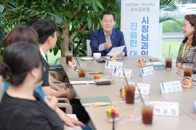 이재준 수원시장이 공무원들과 이야기를 나누고 있다.