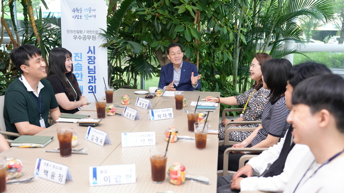 이재준 수원시장이 공무원들과 이야기를 나누고 있다.