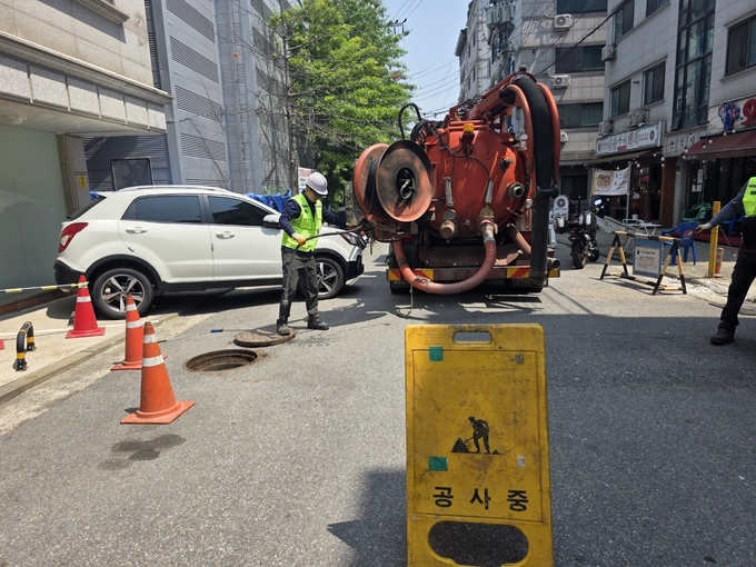  하수도 준설 작업을 하고 있는 모습