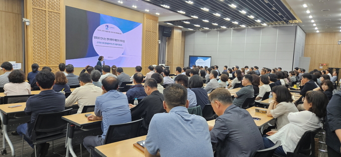 수원시가 고위직 공무원, 기관장을 대상으로 4대 폭력 예방교육을 하고 있다.