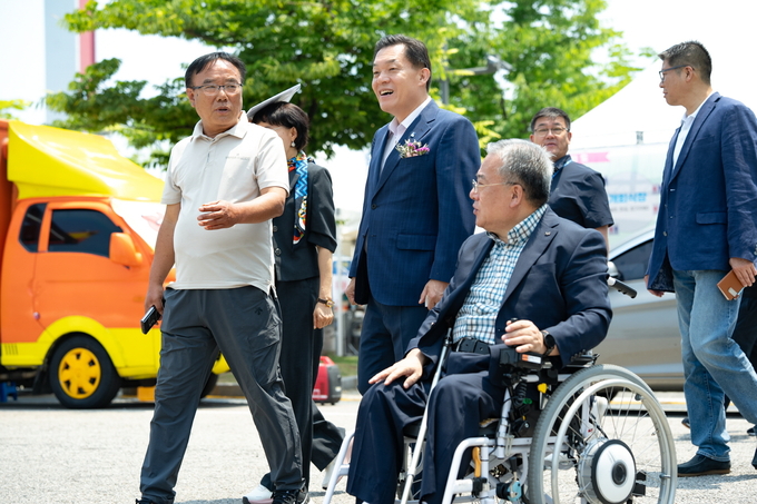이재준 수원시장이 행사 참석자와 이야기를 나누고 있다.
