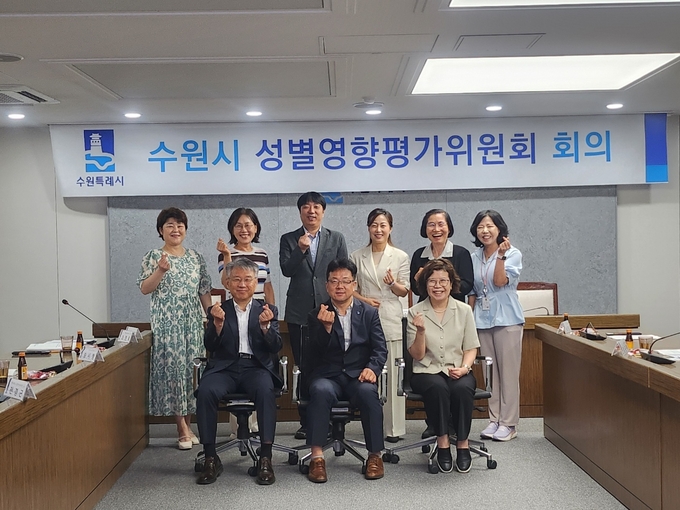 김현수 수원시 제1부시장(사진 아랫줄 가운데)이 수원시 성별평가위원회 위원들과 기념사진을 촬영하고 있다.