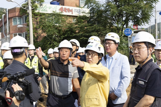 19일 오전 김동연 경기도지사가 광명 신안산선 복구 현장에서 신안산선 복구 현장점검을 하고 있다. 사진=경기도