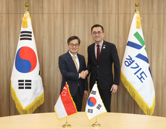 19일 오후 경기도청 집무실에서 김동연 경기도지사가 에릭 테오 주한 싱가포르 대사와 기념촬영을 하고 있다 사진=경기도