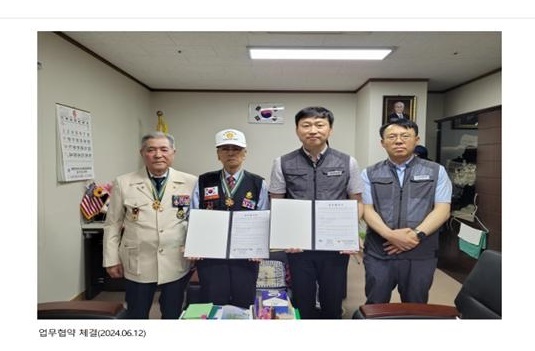 지난 해 6월 12일 대한민국 6.25참전유공자회 수원시지회 사무실에서 한전MCS(주) 서수원지점과의 업무협약 체;결 이후의 기념사진. ,