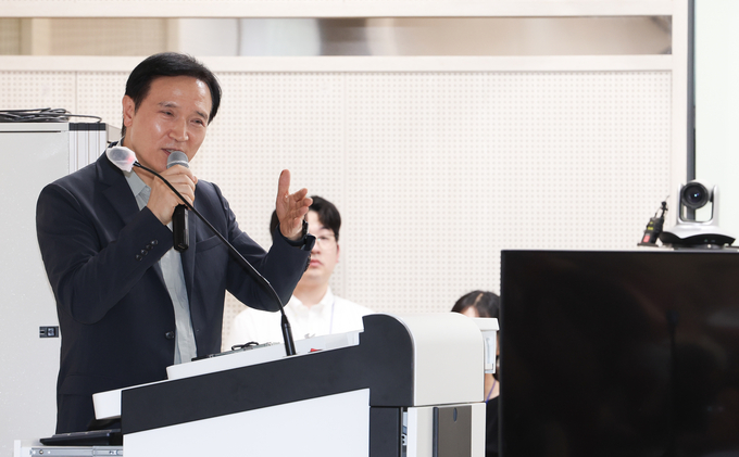 임태희 교육감이 2025 한국국제바칼로레아(IB) 교육학회 춘계학술대회에서 학생 역량 중심의 새로운 대입제도 개혁 방안를 발표하고 있다. 사진=경기도교육청