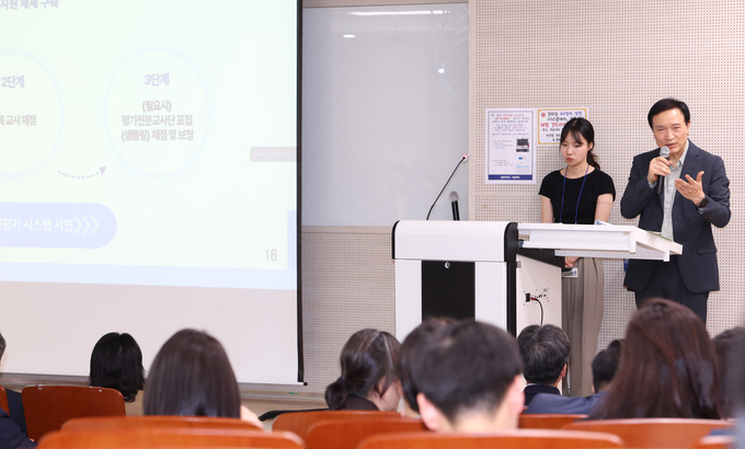 임태희 교육감이 2025 한국국제바칼로레아(IB) 교육학회 춘계학술대회에서 학생 역량 중심의 새로운 대입제도 개혁 방안를 발표하고 있다. 사진=경기도교육청
