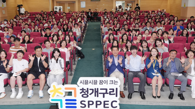 이재준 시장(앞줄 오른쪽 5번째)과 참석자들이 함께하고 있다.