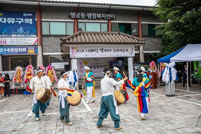 식전 공연을 달군 세터중문당(단장 박종흠)풍물단의 무형문화제18호 진도북놀이 공연 모습.