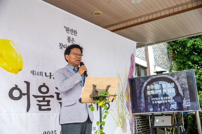 정인성 수원시낭송가협회 회장과 회원들이 나혜석의 시를 힘 있고 감동적인 목소리로 낭송하며, '다 함께 나혜석 글 낭독' 시간에는 '완전히 봄이 찾아왔습니다그려' 등의 작품을 함께 읽으며 예술가 나혜석을 기렸다.
