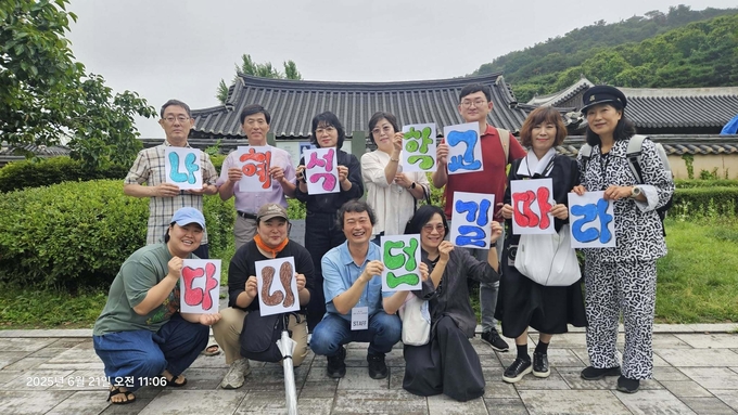 '나혜석 학교 다니던 길 따라' 투어에서는 행궁동 행정복지센터에서 출발해 나혜석 표지석→화령전→생가터→자료관→학교 다니던 길→전 옛길→북수동 성당→수원천→화홍문→누드렌즈 HO(특별 전시장)까지, 나혜석의 삶과 발자취를 따라 걸으며 역사와 예술을 함께 느낄 수 있었다.