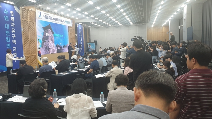 뜨거운 열기가 느껴지는 기자 회견장의 모습. 