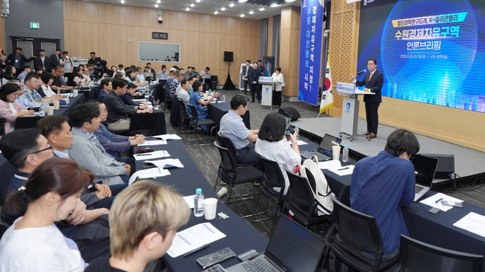 이재준 수원시장이 25일 수원시청 중회의실에서 언론브리핑을 하고 있다.