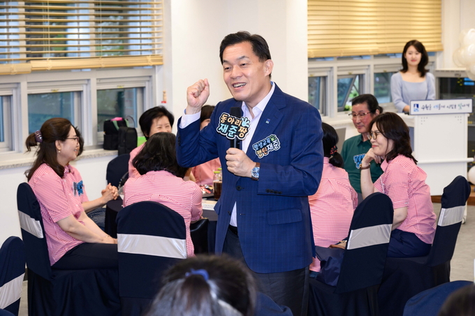 이재준 수원시장이 인사말을 하고 있다.