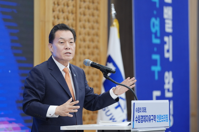 이재준 수원시장이 25일 청 내 중회의실에서 언론브리핑을 하고 있다.