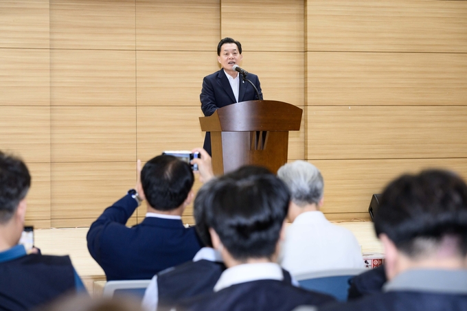 이재준 수원시장이 축사를 하고 있다.