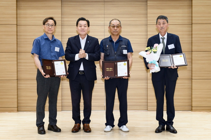이재준 시장(왼쪽 2번째)이 수상자들과 기념촬영을 하고 있다.