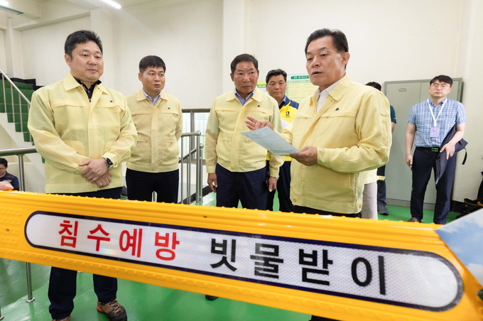 이재준 수원시장이 평동 배수펌프장을 찾아 시설을 점검하고 있다.