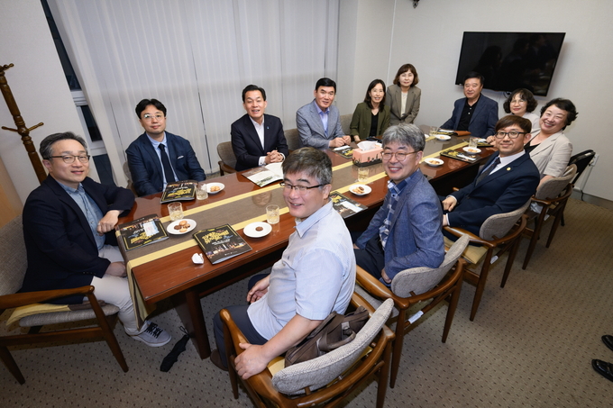 이재준 수원시장(뒷줄 왼쪽 3번째)과 간담회 참석자들이 함께하고 있다.