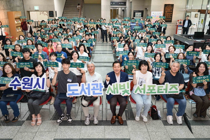이재준 시장과 도서관 새빛 서포터즈가 함께하고 있다.