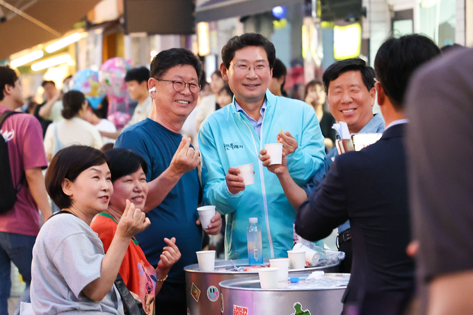 이상일 시장은 27일 용인중앙시장 별빛마당 야시장 축제에 참석해 시민들과 소통을 이어갔다