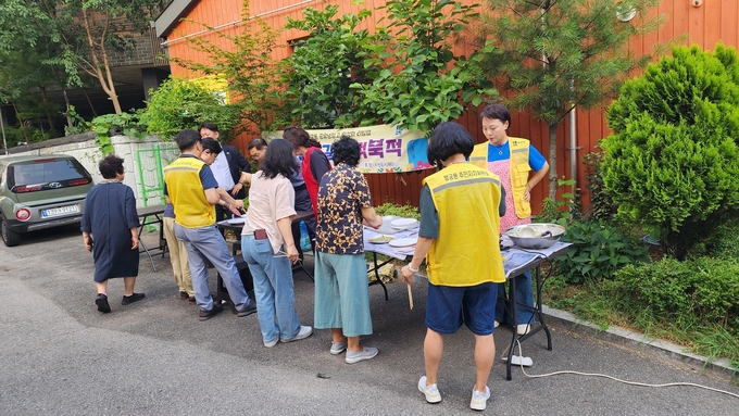 지난 27일 무더운 날씨의 금요일 주말임에도 나눔 활동을 위해 많은 분들이 행사에 참석을 했다. 