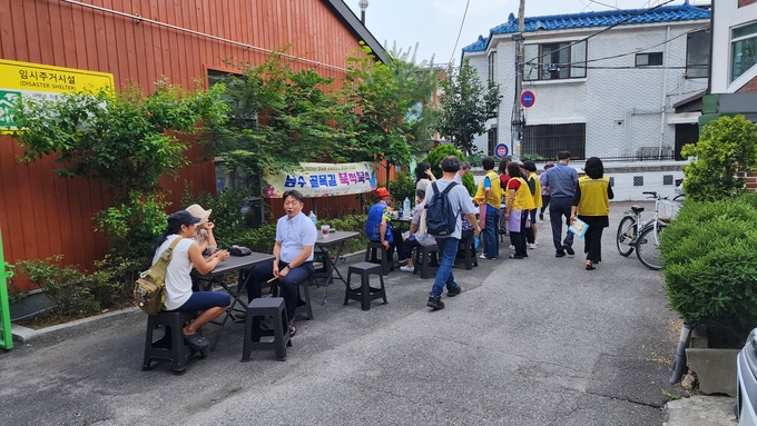 지난 27일 무더운 날씨의 금요일 주말임에도 나눔 활동을 위해 많은 분들이 행사에 참석을 했다. 