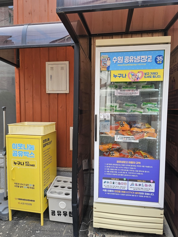 물건을 공유냉장고 안에 가득 채워도 몇 시간 후면 곧바로 동이 난다. 그 만큼 많은 지역주민들이 공유냉장고를 애용하고 있다.