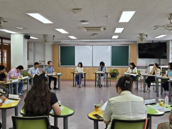 김경희 화성시의원이 지난 3일 남양초등학교 다문화 학부모 정담회에 참석해 시민 의견 등을 수렴하고 있다.