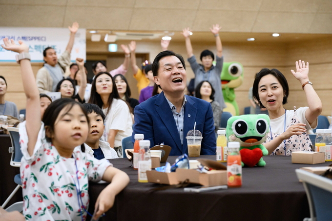 이재준 수원시장이 패밀리 데이 참가자들과 함께하고 있다.