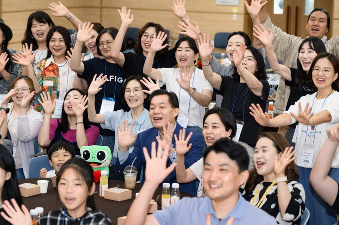 이재준 수원시장이 패밀리 데이 참가자들과 함께하고 있다.