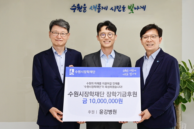 장학금 전달식 후 기념촬영을 하고 있다.