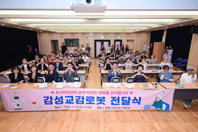 김현수 수원시 제1부시장(앞줄 왼쪽 4번째)과 전달식 참석자들이 함께하고 있다.