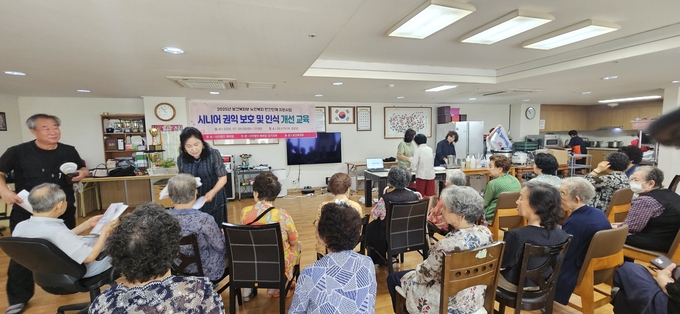 많은 시니어들의 뜨거운 관심을 받았던 지난 9일의 교육 현장 모습.